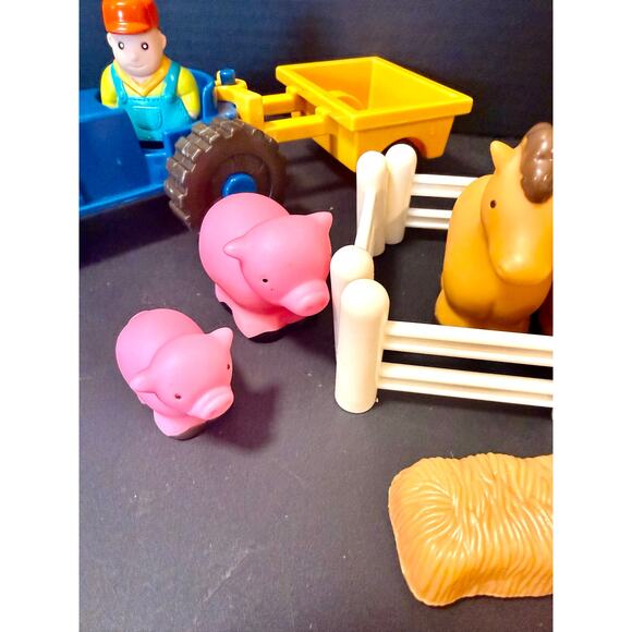 Battat Little Farmer’s Playset Farm Set with 21 pcs tractor wagon farmer animals - Picture 5 of 6